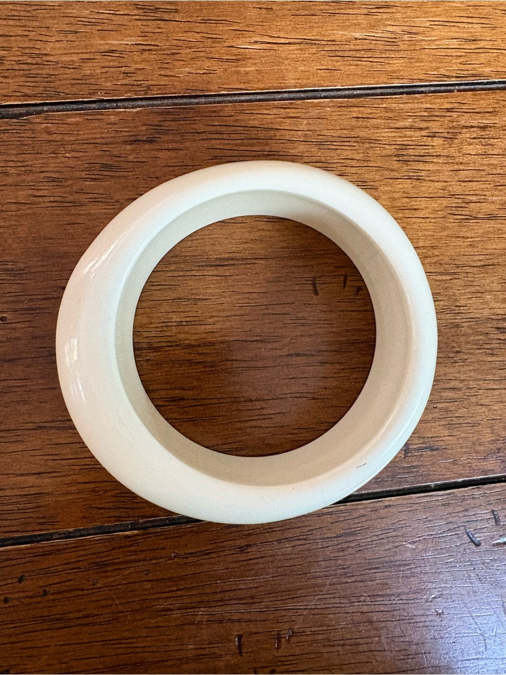 Vintage Chunky Cream Lucite Asymmetrical Bangle Bracelet - Picture 4 of 5